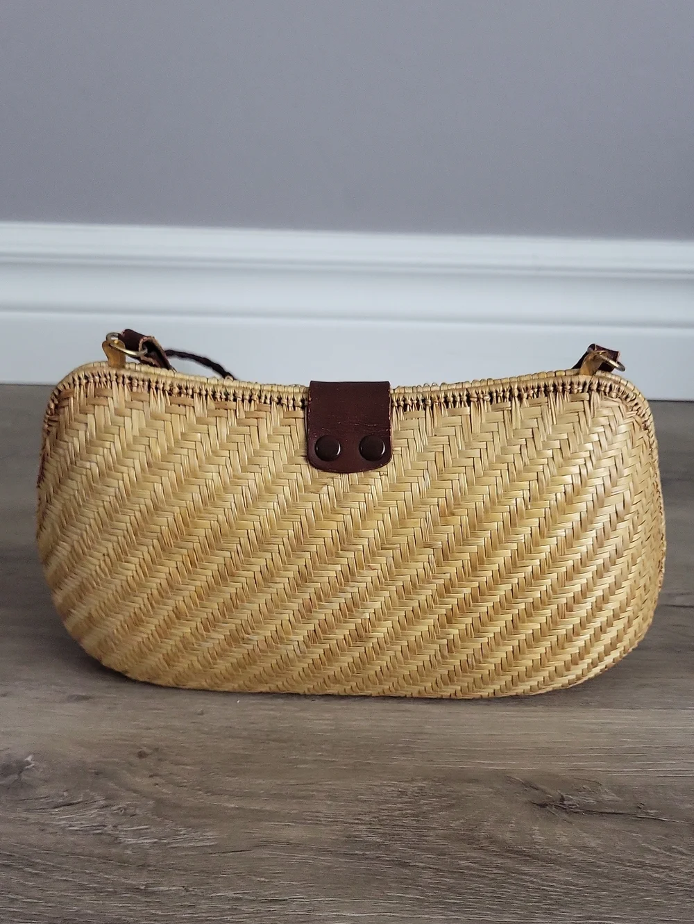 Vintage Woven Straw Rattan shoulder Bag with Leather Trim & Statement Clasp - Picture 10 of 16